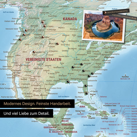 Physische Weltkarte mit Geländestruktur in der Equal-Earth-Projektion als Pinnwand in der Farbe  Multicolor Terra, auf der Reiseziele in den USA und Kanada mit Pins markiert sind