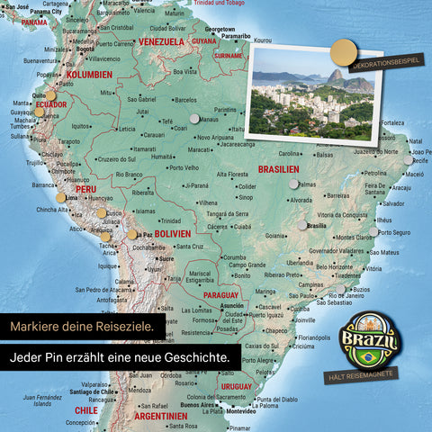 Detail einer magnetischen physischen Weltkarte als Magnettafel in Multicolor Terra zeigt Südamerika mit einem angepinnten Foto sowie Reise- und Urlaubsmagnete