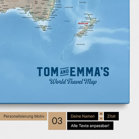 Personalisierung einer physischen Weltkarte Pinnwand in Multicolor Terra mit einem Logo im Vintage-Look, bei dem die Namen und die Unterzeile „World Travel Map“ geändert werden kann