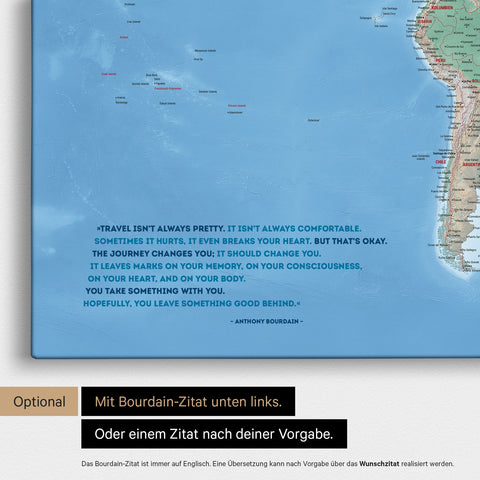 Physische Weltkarte in Multicolor Terra mit eingedrucktem Zitat von Anthony Bourdain, das bei einer Personalisierung gegen ein beliebiges anderes Zitat ersetzt werden kann