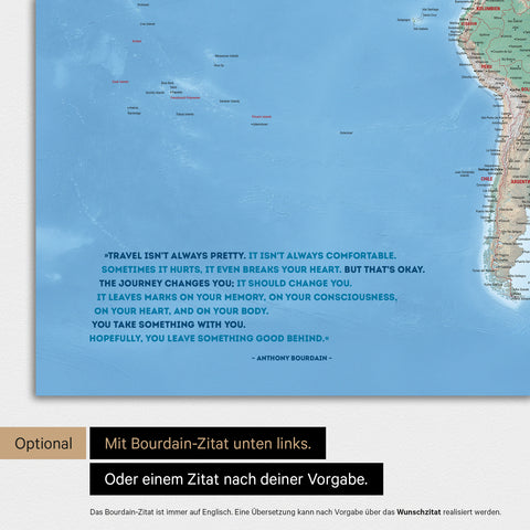 Carte du monde physique en couleur multicolore Terra avec une citation imprimée d'Anthony Bourdain, qui peut être remplacée par une autre citation lors d'une personnalisation