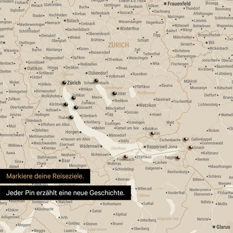 Detail einer Schweiz-Karte als Pinn-Leinwand in Gold mit Pins rund um Zürich
