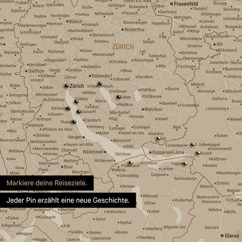 Detail einer Schweiz-Karte als Pinn-Leinwand in Desert Sand (Beige) mit Pins rund um Zürich