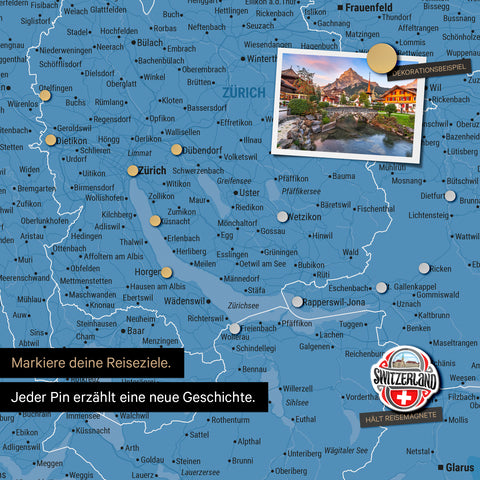 Detail einer magnetischen Schweiz-Karte als Magnettafel in Blau zeigt die Region um Zürich mit einem angepinnten Foto sowie Reise- und Urlaubsmagnete