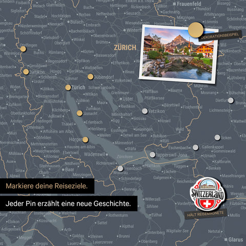 Detail einer magnetischen Schweiz-Karte als Magnettafel in Denim Blue zeigt die Region um Zürich mit einem angepinnten Foto sowie Reise- und Urlaubsmagnete