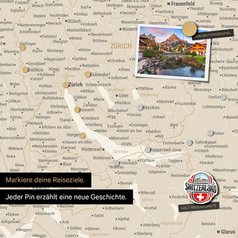 Detail einer magnetischen Schweiz-Karte als Magnettafel in Gold zeigt die Region um Zürich mit einem angepinnten Foto sowie Reise- und Urlaubsmagnete
