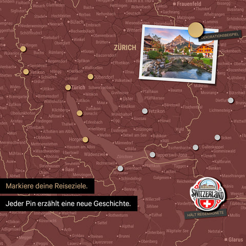 Detail einer magnetischen Schweiz-Karte als Magnettafel in Bordeaux Rot zeigt die Region um Zürich mit einem angepinnten Foto sowie Reise- und Urlaubsmagnete
