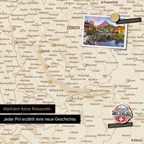Detail einer magnetischen Schweiz-Karte als Magnettafel in Treasure Gold zeigt die Region um Zürich mit einem angepinnten Foto sowie Reise- und Urlaubsmagnete