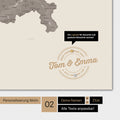 Personalisierte Magnet-Schweiz-Karte in Warmgray (Braun-Grau) mit eingedruckten Namen und einer Legende zur Markierung von besuchten Orten