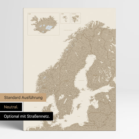 Neutrale und schlichte Standard-Ausführung einer Skandinavien-Karte als Pinn-Leinwand in Desert Sand (Beige) mit oder ohne Straßennetz