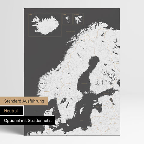 Neutrale und schlichte Standard-Ausführung einer Skandinavien-Karte als Pinn-Leinwand in Dunkelgrau mit oder ohne Straßennetz