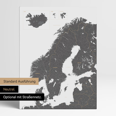 Neutrale und schlichte Standard-Ausführung einer Skandinavien-Karte als Pinn-Leinwand in Grau mit oder ohne Straßennetz