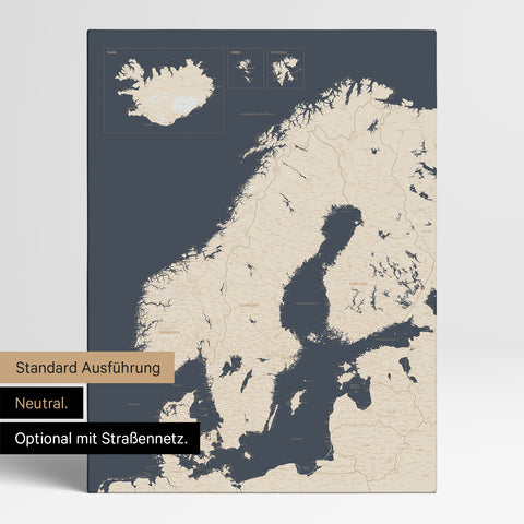 Neutrale und schlichte Standard-Ausführung einer Skandinavien-Karte als Pinn-Leinwand in Hale Navy mit oder ohne Straßennetz