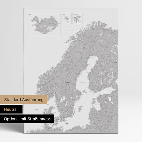 Neutrale und schlichte Standard-Ausführung einer Skandinavien-Karte als Pinn-Leinwand in Hellgrau mit oder ohne Straßennetz