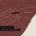 Südafrika-Karte in Farbe Bordeaux-Rot mit Pins und Garn, die Reiseziele und die Reiseroute in Lesotho und Kwazulu-Natal absteckt.