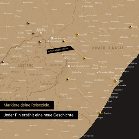 Südafrika-Karte in Farbe Sonar Black (Schwarz-Gold) mit Pins und Garn, die Reiseziele und die Reiseroute in Lesotho und Kwazulu-Natal absteckt.