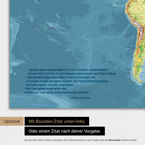 Topografische wereldkaart in kleur Multicolor Topo met een gedrukt citaat van Anthony Bourdain, dat bij personalisatie kan worden vervangen door een willekeurig ander citaat