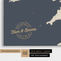 Personalisierte England-Karte als Pinn-Leinwand in Farbe Hale Navy (Dunkelblau-Gold) mit eingedruckten Namen und einer Legende zur Markierung von besuchten Orten
