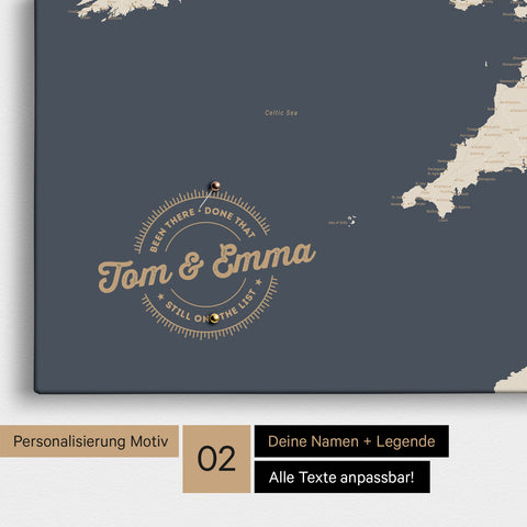 Personalisierte England-Karte als Pinn-Leinwand in Farbe Hale Navy (Dunkelblau-Gold) mit eingedruckten Namen und einer Legende zur Markierung von besuchten Orten