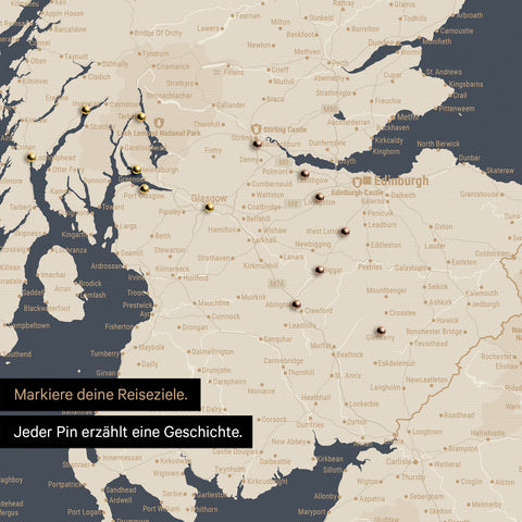 Detail einer England-Karte als Pinn-Leinand in Farbe Hale Navy (Dunkelblau-Gold) mit Kartenausschnitt von Schottland