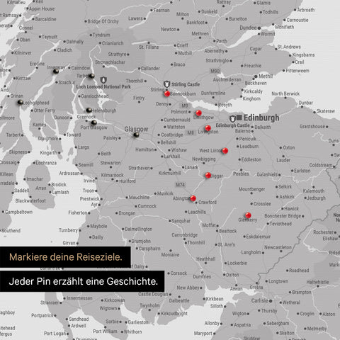 Detail einer England-Karte als Pinn-Leinand in Farbe Coolgray (Hellgrau) mit Kartenausschnitt von Schottland