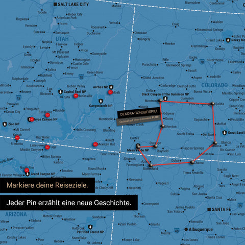 Detaillierte USA Amerika Karte als Pinn-Leinand in Blau zeigt Pins ins Reisezielen in Utah und Colorado