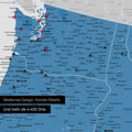Ausschnitt einer USA Amerika Karte als Pinn-Leinwand in Blau zeigt Reiseziele und Highlights in Washington, Oregon und Idaho