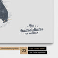 Pinnwand Leinwand einer USA Amerika Karte in Denim Blue mit eingedrucktem Logo „United States"