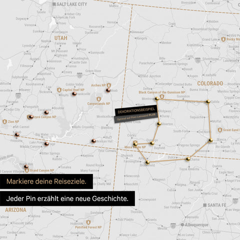 Detaillierte USA Amerika Karte als Pinn-Leinand in Dunkelgrau zeigt Pins ins Reisezielen in Utah und Colorado