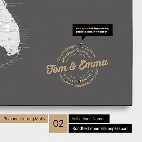 Personalisierte USA Amerika Karte als Leinwand in Dunkelgrau mit eingedruckten Namen und einer Legende zur Markierung von besuchten Orten