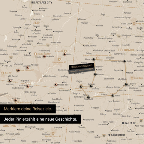 Detaillierte USA Amerika Karte als Pinn-Leinand in Gold zeigt Pins ins Reisezielen in Utah und Colorado