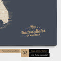 Pinnwand Leinwand einer USA Amerika Karte in Hale Navy (Dunkelblau Gold) mit eingedrucktem Logo „United States"