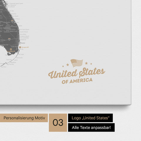 Pinnwand Leinwand einer USA Amerika Karte in Light Gray mit eingedrucktem Logo „United States"