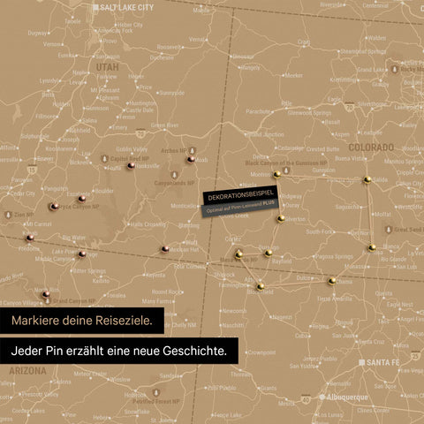 Detaillierte USA Amerika Karte als Pinn-Leinand in Sonar Black zeigt Pins ins Reisezielen in Utah und Colorado
