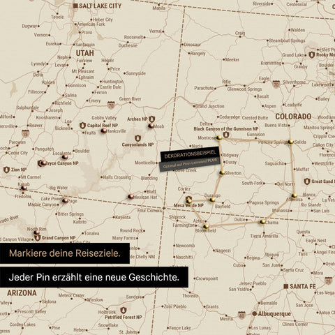 Detaillierte USA Amerika Karte als Pinn-Leinand in Treasure Gold zeigt Pins ins Reisezielen in Utah und Colorado