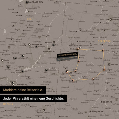 Detaillierte USA Amerika Karte als Pinn-Leinand in Warmgray (Braun-Grau) zeigt Pins ins Reisezielen in Utah und Colorado