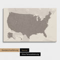 Neutrale und schlichte Ausführung einer USA Amerika Karte als Pinn-Leinwand in Warmgray (Braun-Grau)