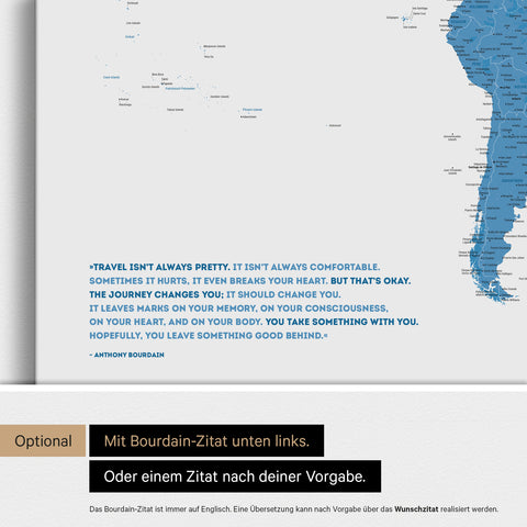 Personalisierbare Weltkarte mit Antarktis in Blau mit Zitat von Anthony Bourdain