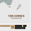 Personalisierte Weltkarte mit Antarktis als Pinn-Leinwand in der Farbe Multicolor Light mit einer Personalisierung als Vintage-Logo