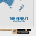 Wereldkaart in blauwe kleur met een vintage logo als moderne personalisatie