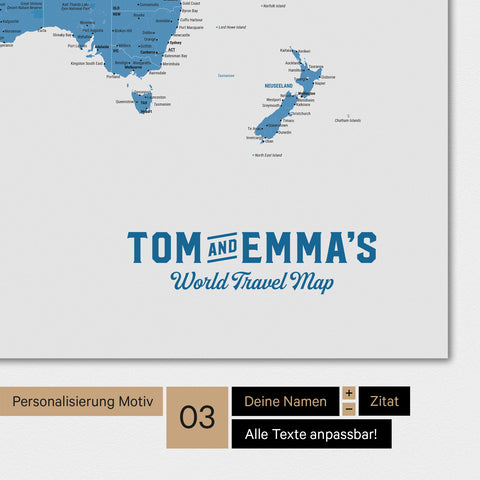 Wereldkaart in blauwe kleur met een vintage logo als moderne personalisatie