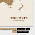 Carte du monde en bronze avec un logo vintage comme personnalisation moderne