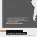 Carte du monde en gris foncé avec une citation imprimée d'Anthony Bourdain, qui peut être remplacée par n'importe quelle autre citation lors d'une personnalisation