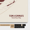 Personalisierung einer Weltkarte in der Equal-Earth-Projektion Pinnwand in Bordeaux Rot mit einem Logo im Vintage-Look, bei dem die Namen und die Unterzeile „World Travel Map“ geändert werden kann