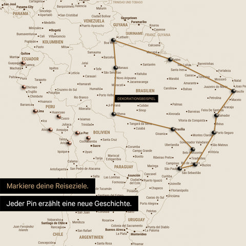 Detailweergave van de wereldkaart FINELINE prikborddoek in kleur Desert Sand met gemarkeerde reisroute en pins in Zuid-Amerika