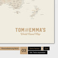 Carte du monde en couleur or avec un logo vintage comme personnalisation moderne