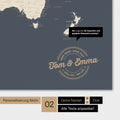 Alternatives motif pour une personnalisation avec ton nom sur une carte du monde en couleur Hale Navy (bleu marine doré)