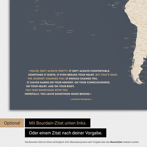 Wereldkaart in kleur Hale Navy (goud-donkerblauw) met gedrukt citaat van Anthony Bourdain, dat bij personalisatie vervangen kan worden door een willekeurig ander citaat
