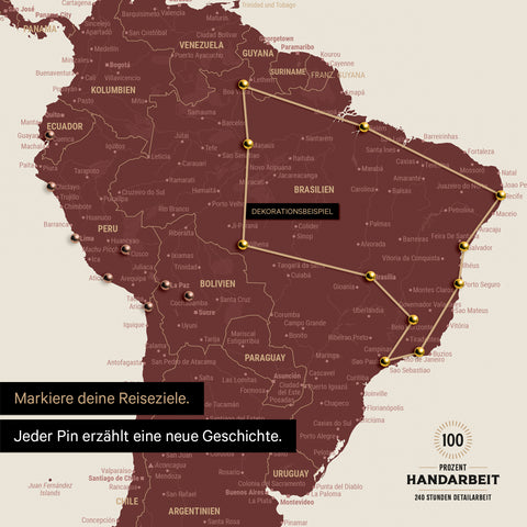 Detail einer Weltkarte als Pinn-Leinwand in Bordeaux Rot mit Pins, die eine abgesteckte Reiseroute in Südamerika durch die Länder Brasilien, Peru und Ecuador zeigt