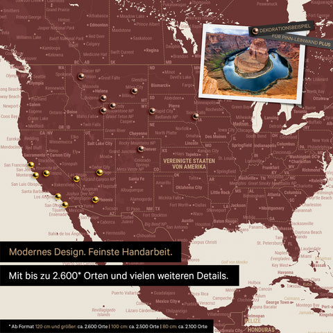 Detailreiche Weltkarte als Pinnwand in Bordeaux Rot zur Markierung von bis zu 2.600 Reisezielen in den USA, Kanada und Mexiko, Ideal für die visuelle Darstellung vergangener Reisen und zukünftiger Reisepläne